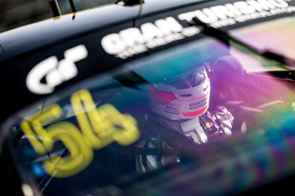 Bastian Buus opsat på Nürburgring-podie
(Foto: Dinamic GT)